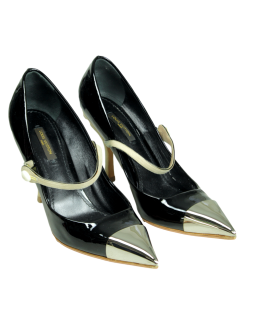 LOUIS VUITTON Pointed Toe Pumps Front