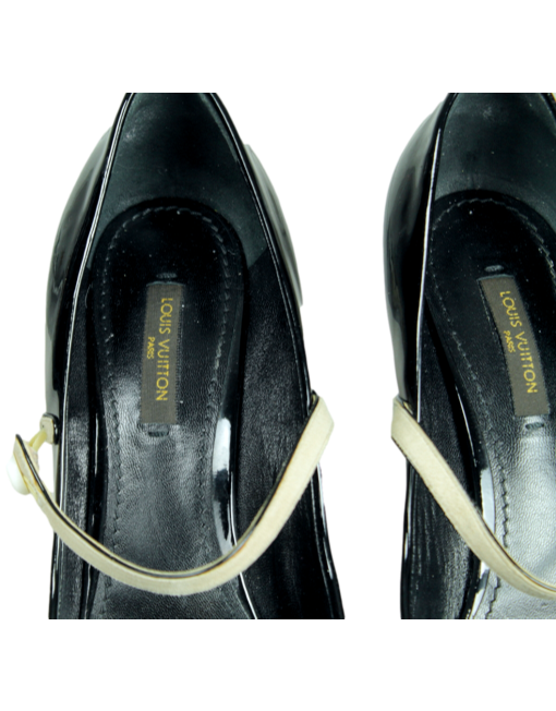 LOUIS VUITTON Pointed Toe Pumps  Label