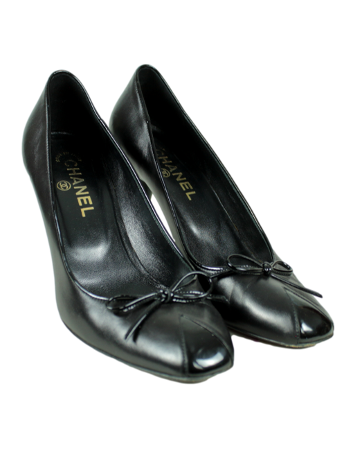 CHANEL Leather Bow Accents Pumps Front - eKlozet Luxury Consignment